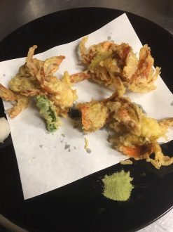 脱皮したてのカニは、殻が柔らかいため、殻のまま天ぷらにしました。
